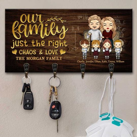 our-family-just-the-right-chaos-and-love-personalized-key-hanger-key-holder